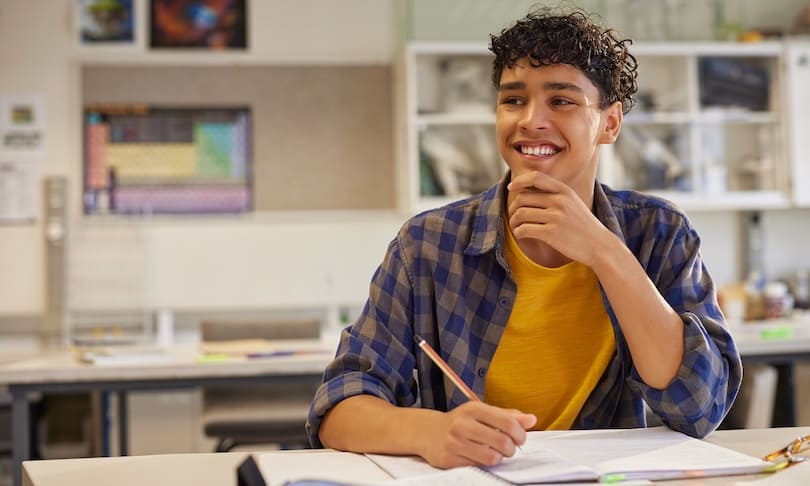 Estudiante considerando los beneficios de estudiar en una universidad privada