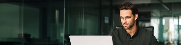 Alumno revisando oportunidades laborales en su laptop desde casa