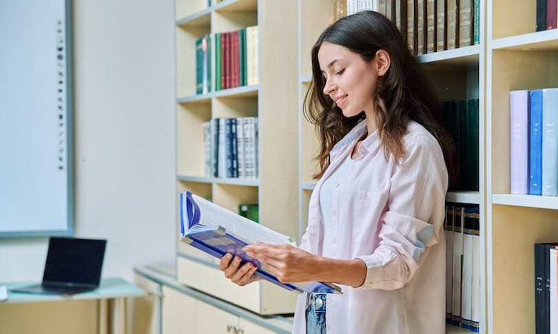 Estudiante de secundaria estudiando con estrategia para el examen ECOEMS