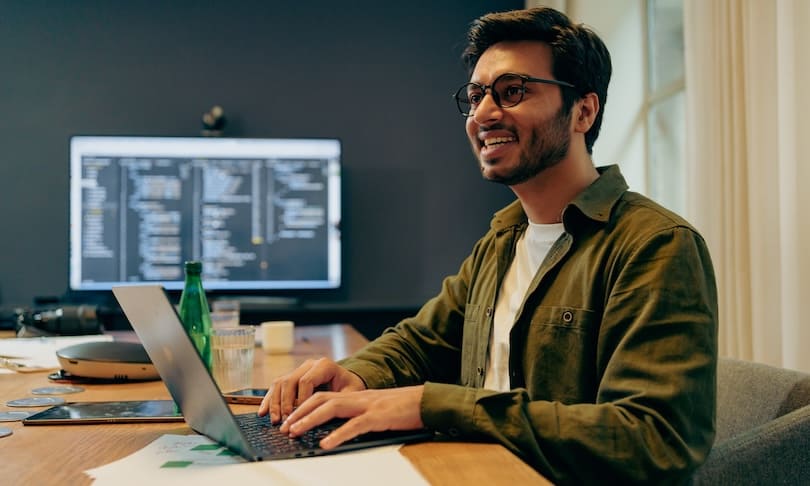Estudiante practicando entrevista laboral frente a cámara