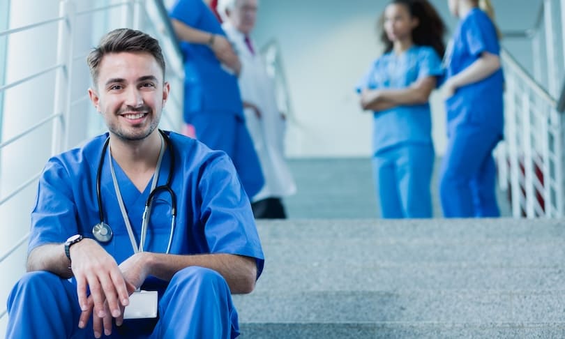 Alumno de licenciatura en enfermería en UNITEC terminando una de sus clases en la universidad