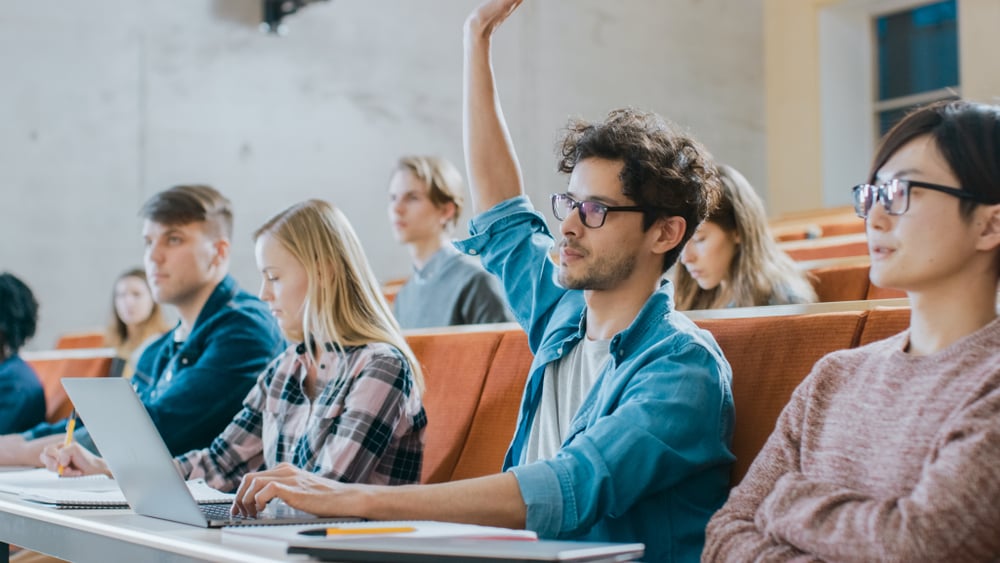 Universitario en salón de clases estudiando una carrera relacionada con tecnología