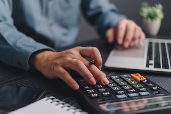 Estudiante de Contaduría Pública revisa información financiera en Campus UNITEC Guadalajara.
