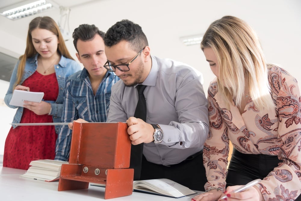 Estudiantes revisan materiales y procesos constructivos en un laboratorio de UNITEC.