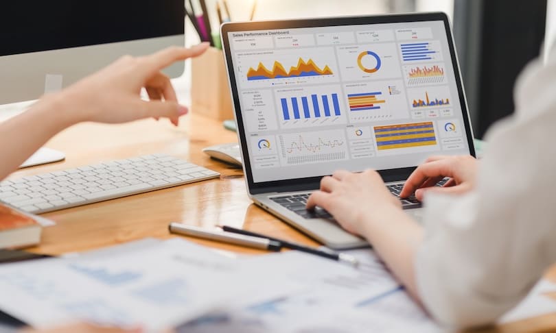 Administradores de empresas revisando información