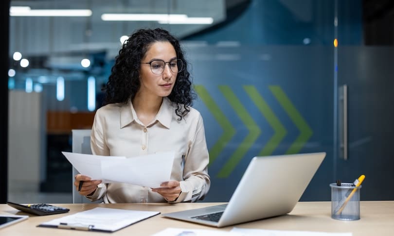 Mujer estudiando una especialización de Administración de Empresas