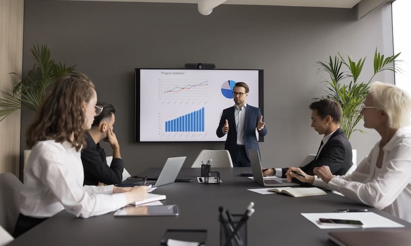 Sala de juntas con personas que estudiaron Administración de Empresas