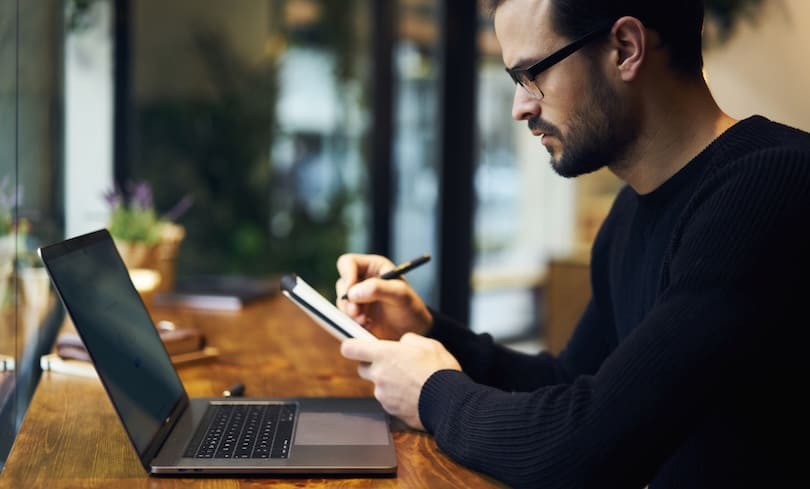 Administrador de Empresas viendo la computadora