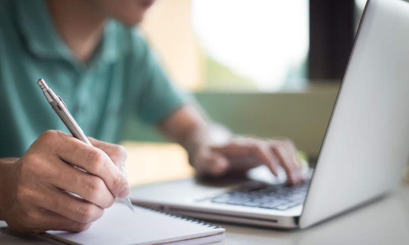 Cómo conseguir trabajo mientras estudias