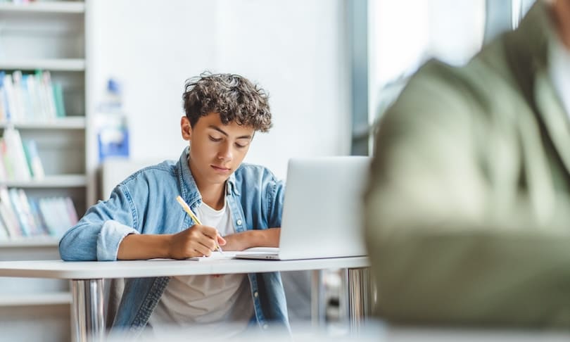 shutterstock_2337376571Diferencias entre una prepa tradicional y una en línea