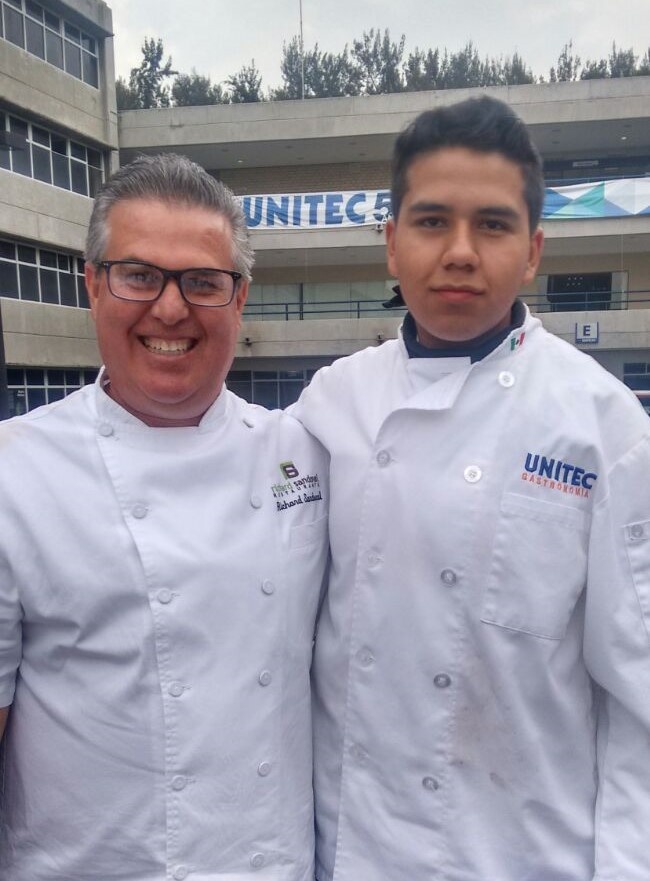Estudiantes de Gastronomía ganadores de la Beca Richard Sandoval