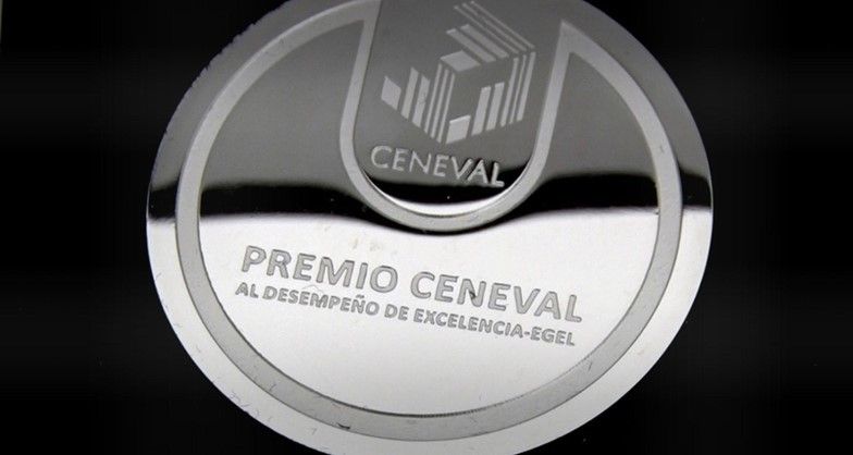 Estudiantes reciben el premio CENEVAL al desempeño de Excelencia EGEL