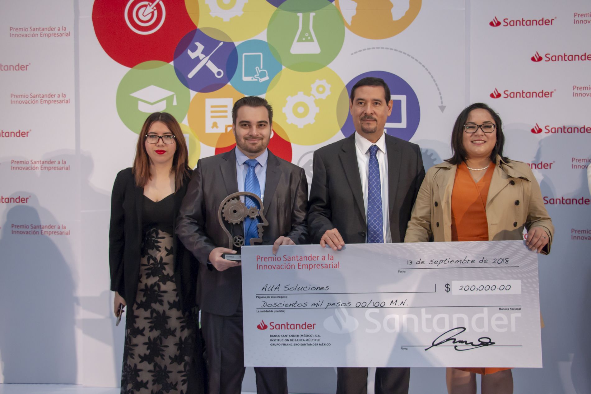 Emprendedores UNITEC ganan 1° y 2° lugar en el Premio Santander 2018