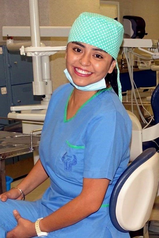 Laura revalidó sus estudios en Odontología