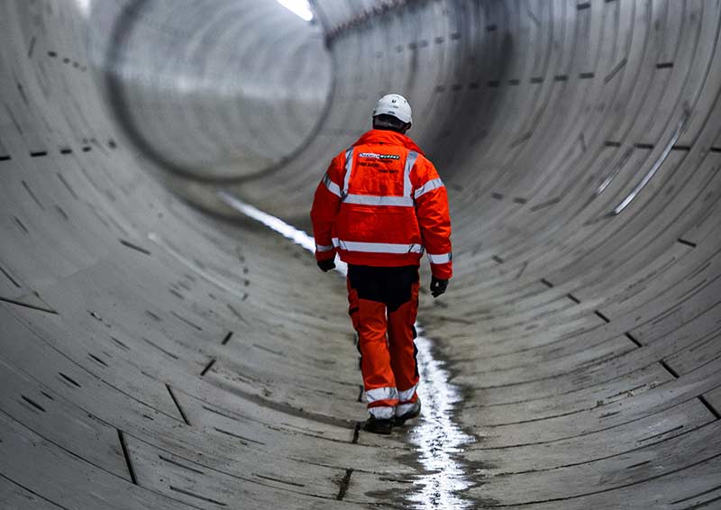 Ingeniero caminando por la construcción de un túnel    